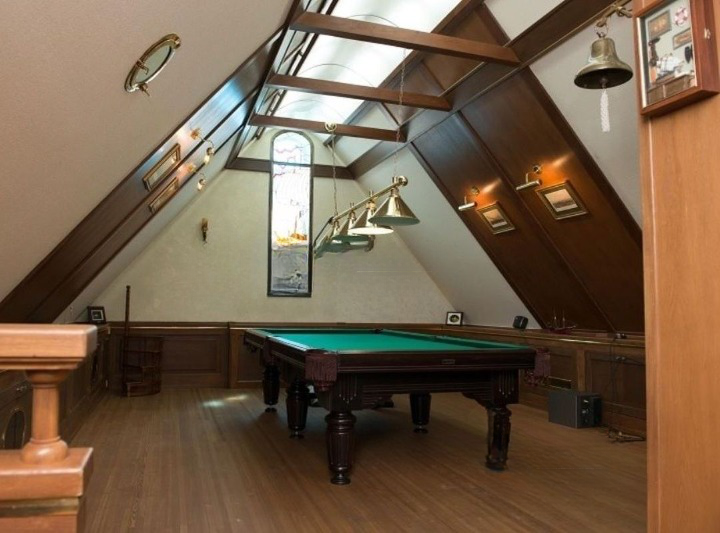 Биллиардная в мансарде загородного дома Биллиардная в мансарде загородного дома