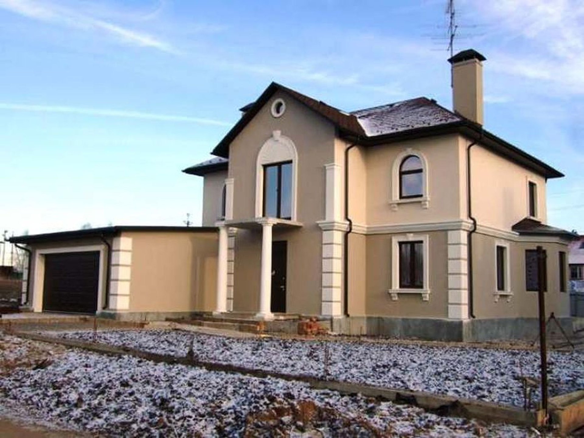 Превью для проекта в портфолио ««Петровское барокко» - проект двухэтажного дома, лестница в центре гостиной, с эркером и с гаражом на 2 авто»