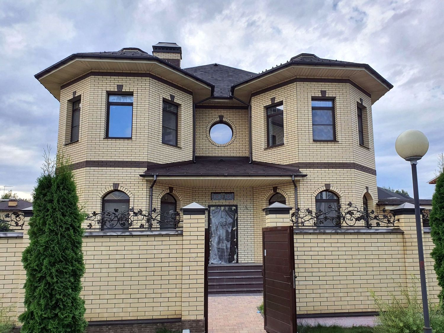 Превью для проекта в портфолио «Проект дома в стиле замка. «Амбиент» - проект двухэтажного дома с двумя эркерами, с террасой и с гаражом на 2 авто»