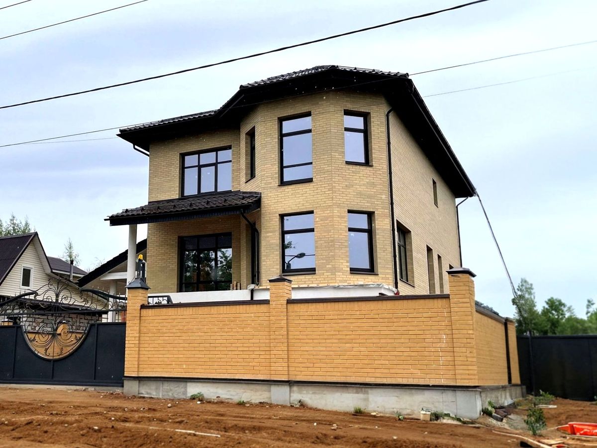 Превью для проекта в портфолио « «Нева» - проект эксклюзивного трехэтажного дома из кирпича, с террасой и с эркером, с квартирой для персонала»