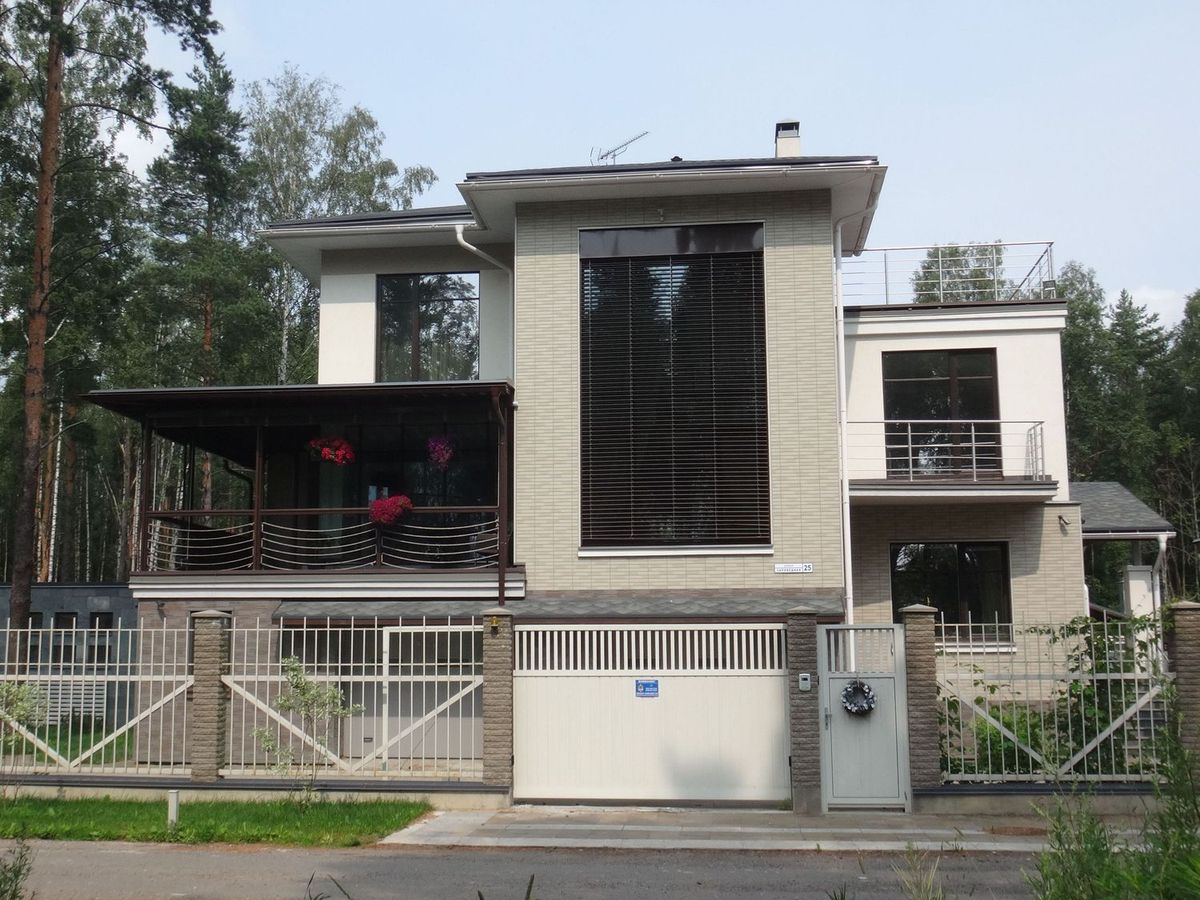 Превью для проекта в портфолио ««Три семерки» - проект трехэтажного дома, гараж в цоколе, второй свет и панорамные окна, современный дизайн дома»