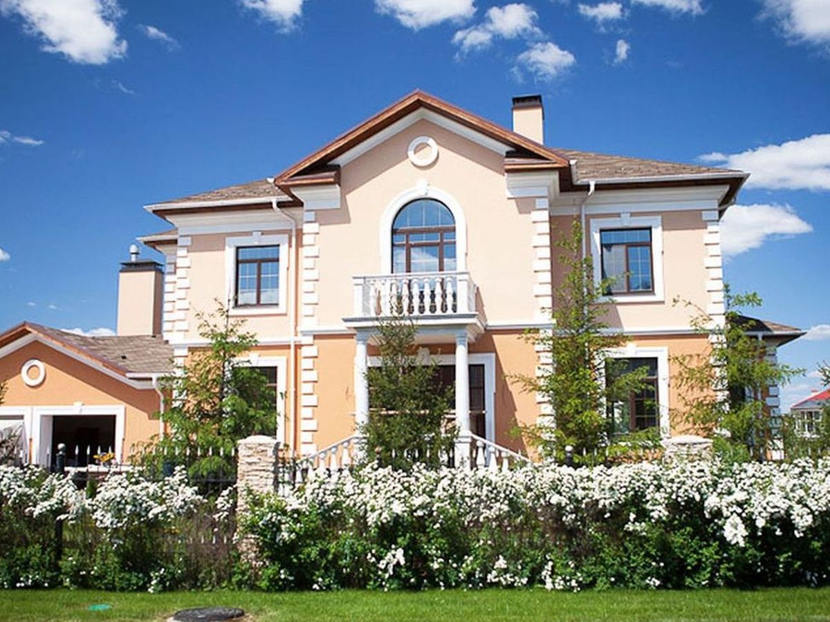 Превью для проекта в портфолио ««Петровское барокко» - проект двухэтажного дома, лестница в центре гостиной, с эркером и с террасой»