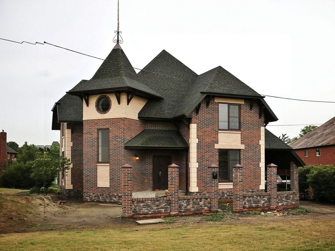 Превью для проекта в портфолио ««Аскольд» - проект двухэтажного дома с террасой, планировка дома по диагонали, в стиле замка с башней, для углового участка»