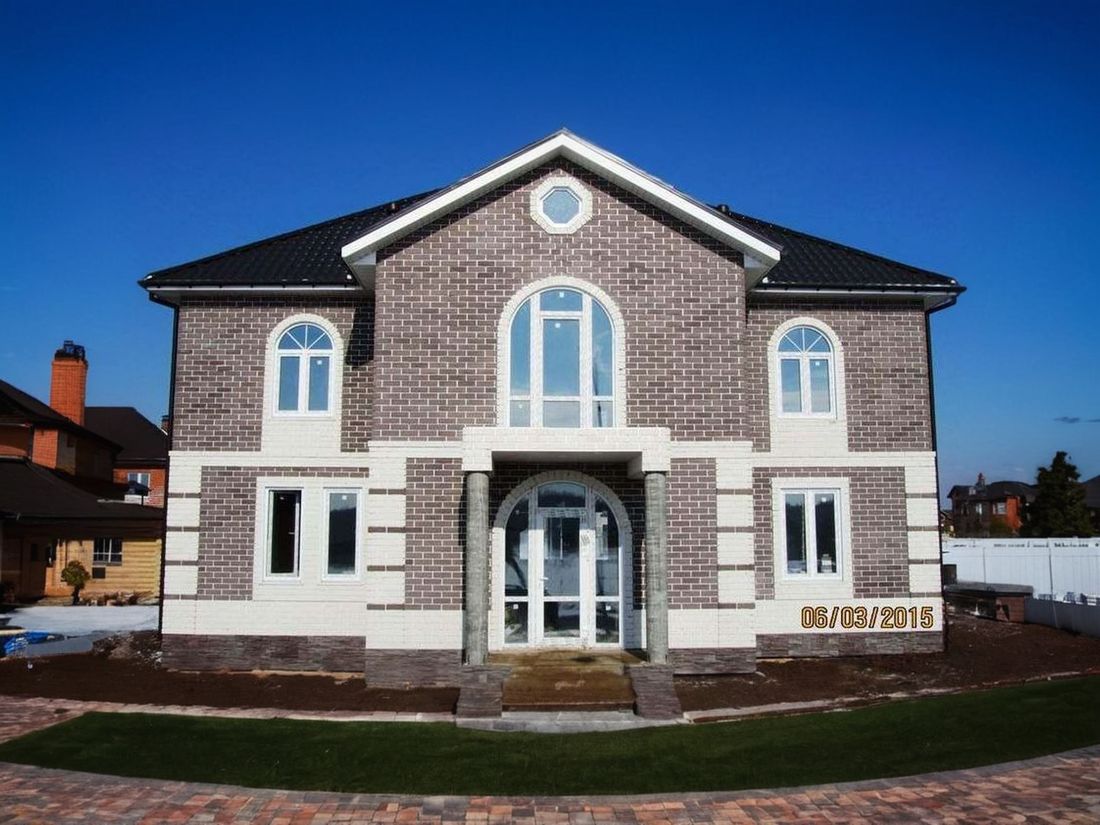 Превью для проекта в портфолио «Дом в классическом стиле. «Петровское барокко» - проект двухэтажного дома, лестница в центре гостиной, с эркером и с террасой»