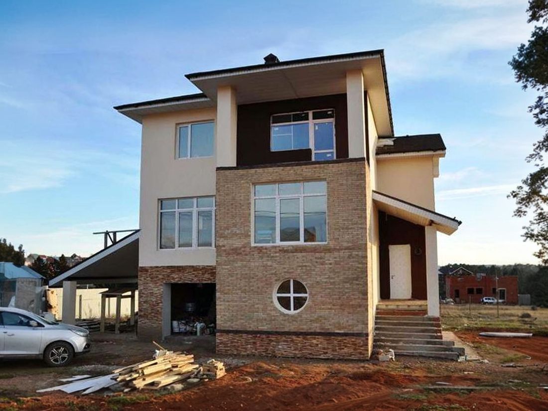 Превью для проекта в портфолио «Проект трехэтажного дома из газобетона «Аура», с гаражом в цоколе, с сауной и спортзалом, с балконом и круглым окном»