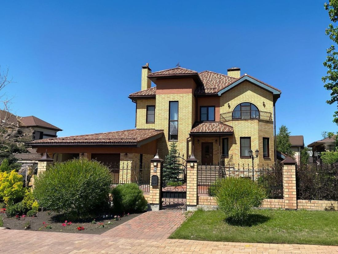 Превью для проекта в портфолио ««Феникс» - проект двухэтажного дома, с эркером и с террасой, планировка с гаражом на 2 авто и с цокольным этажом»