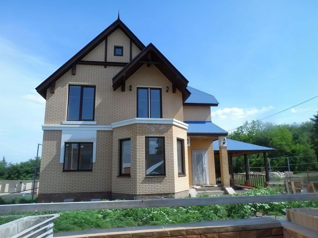 Превью для проекта в портфолио «Популярный проект двухэтажного дома из газобетона «Шевалье», с эркером, с террасой и балконом»