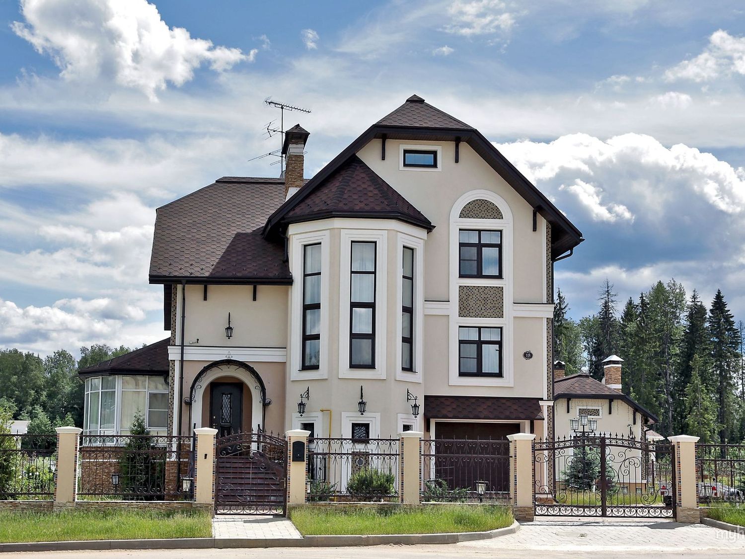 Превью для проекта в портфолио ««Верона» - проект трехэтажного дома, с эркером и с верандой, с гаражом»