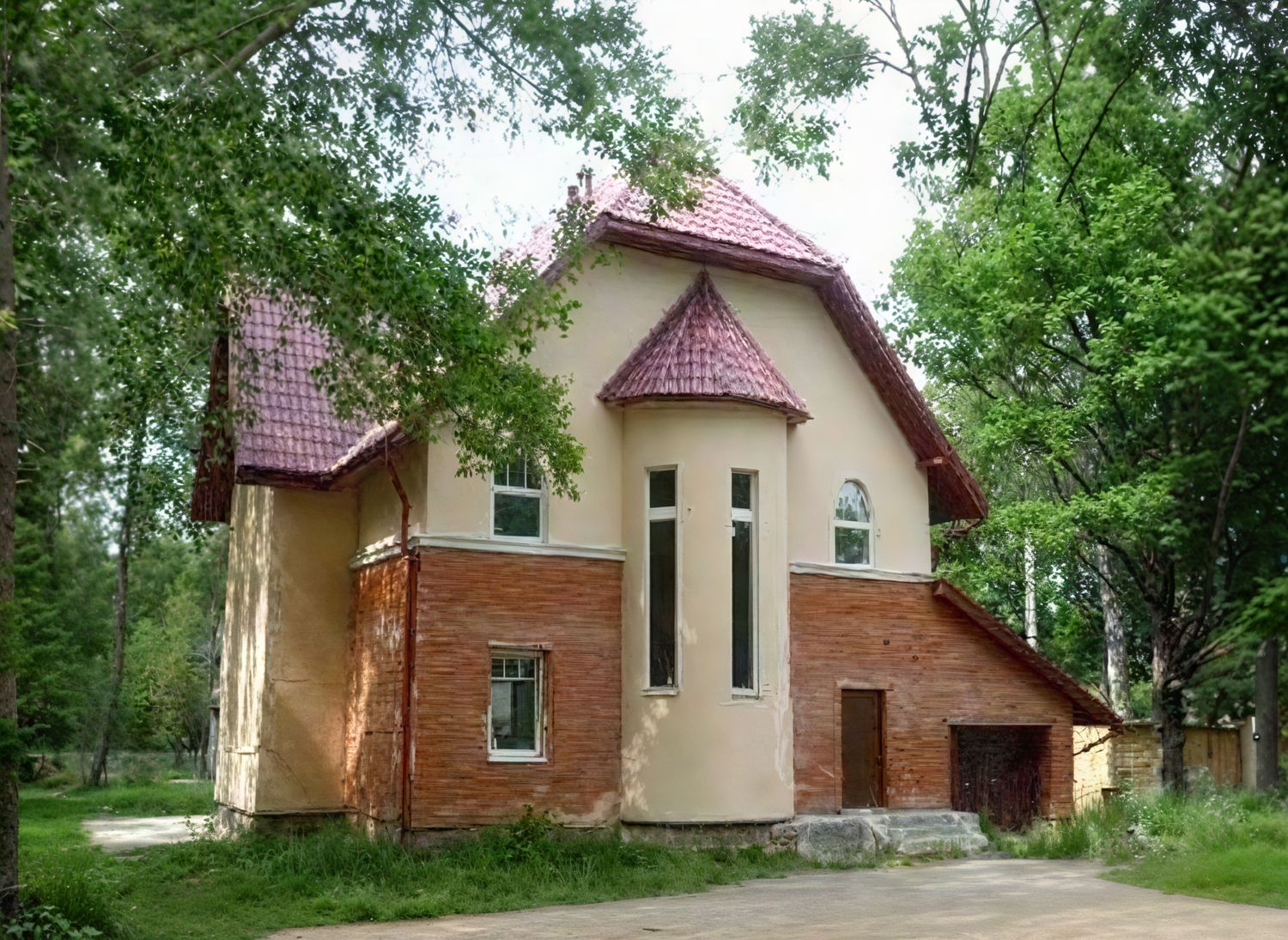 Превью для проекта в портфолио « «Барби-Холл» - проект трехэтажного дома, с полукруглым эркером»