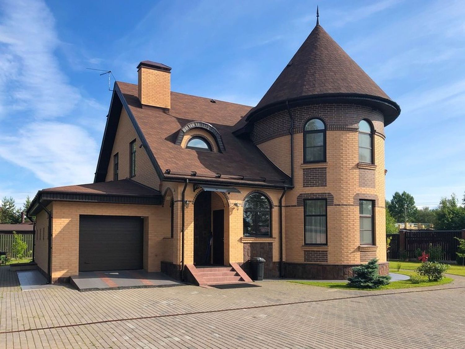 Превью для проекта в портфолио ««Камелот» - проект двухэтажного дома, с эркером башня, с террасой и с гаражом, в стиле замка»