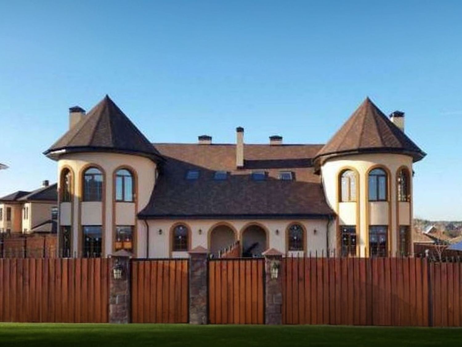 Превью для проекта в портфолио ««Брат» - проект двухэтажного дома дуплекс, с эркером башня, с арками на входе»