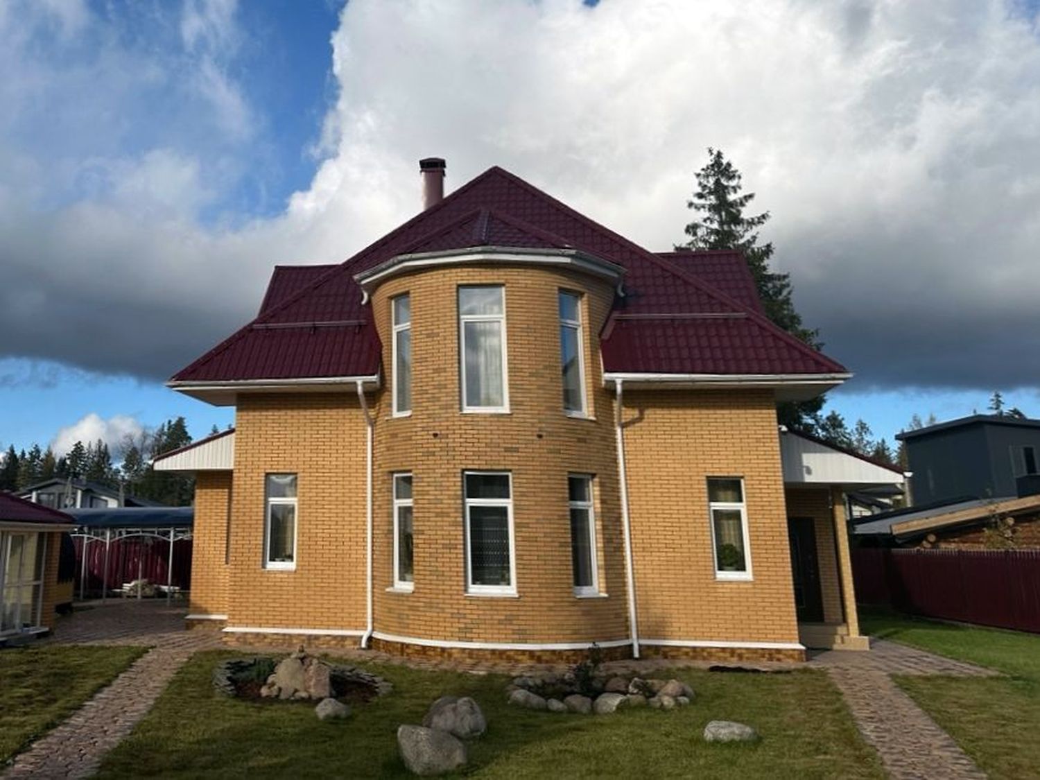 Превью для проекта в портфолио ««Петит» - проект дома с мансардой, планировка с полукруглым эркером и с террасой, с пирамидальной кровлей»