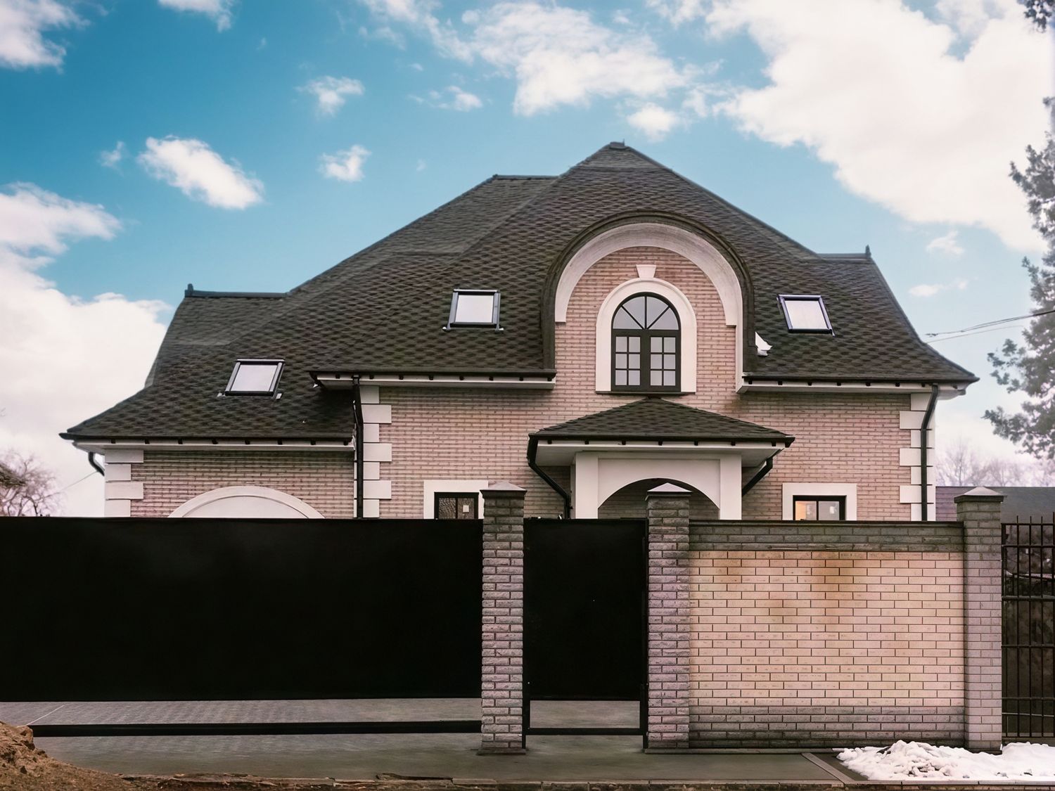 Превью для проекта в портфолио « «Эвита» - проект дома с мансардой, с эркером и с террасой, с гаражом, в стиле эклектика»