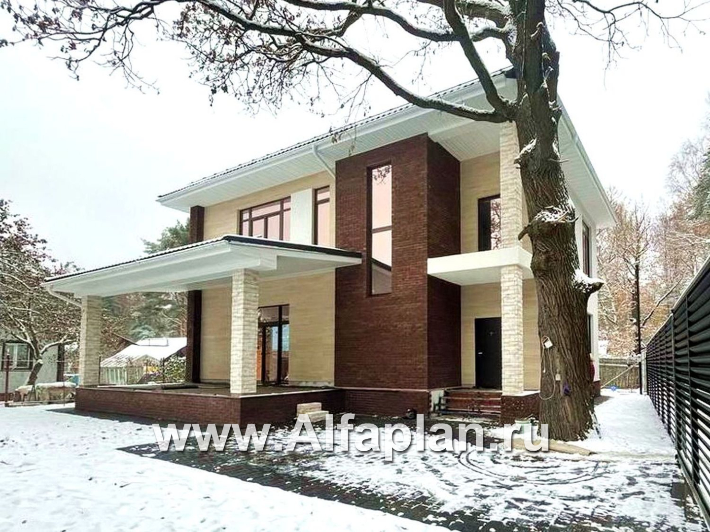 «Нить Ариадны» - проект дома 10х10м, терраса со стороны входа, комфортная планировкой - дизайн дома №4