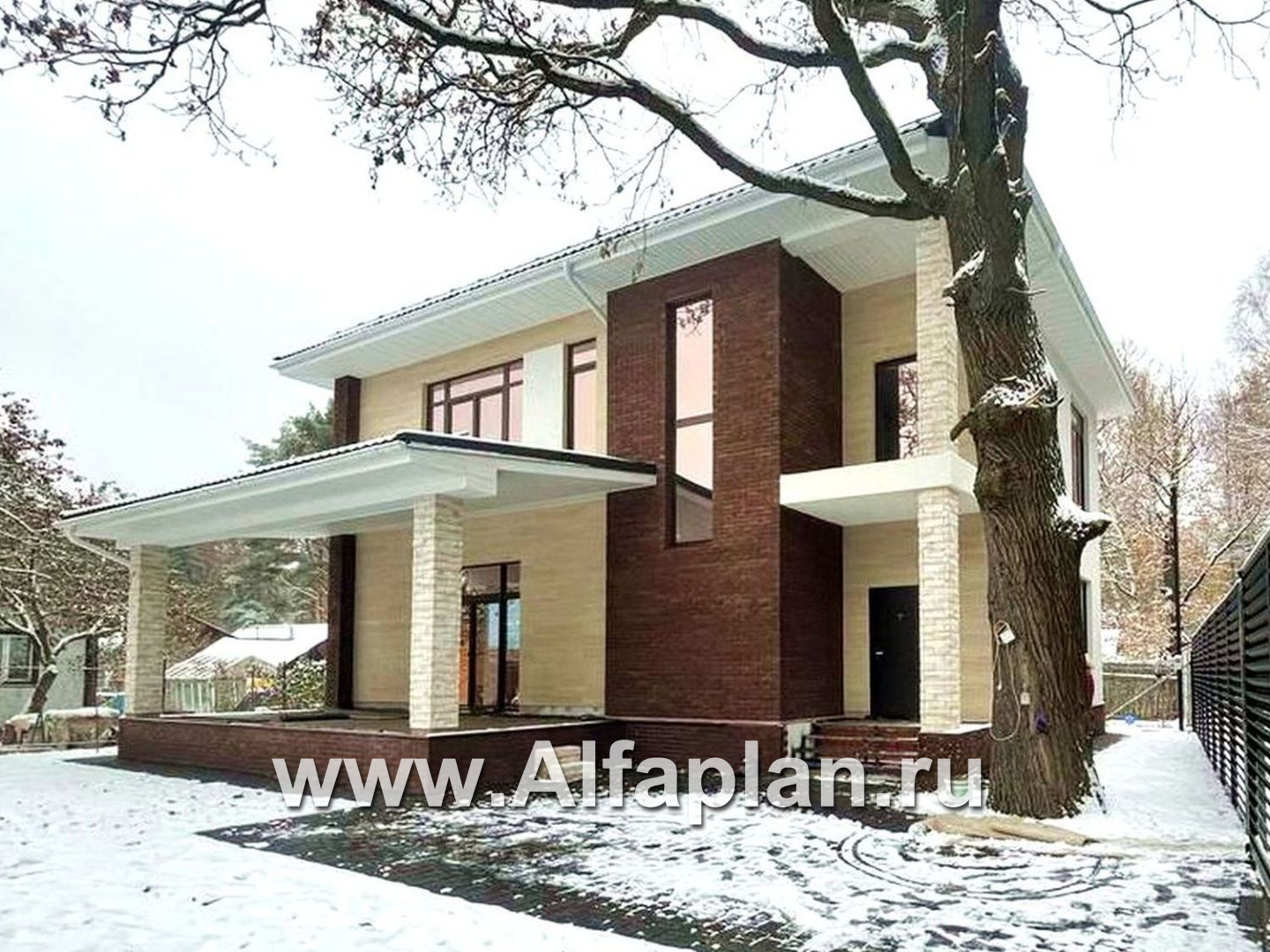 «Нить Ариадны» - проект дома 10х10м, терраса со стороны входа, комфортная планировкой - основное изображение