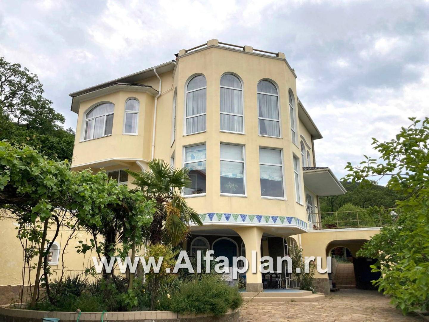 «Черное море» - проект РЕКОНСТРУКЦИИ - вилла на рельефе на берегу Черного моря, с цокольным этажом и биллиардной, мастер спальня - дизайн дома №1