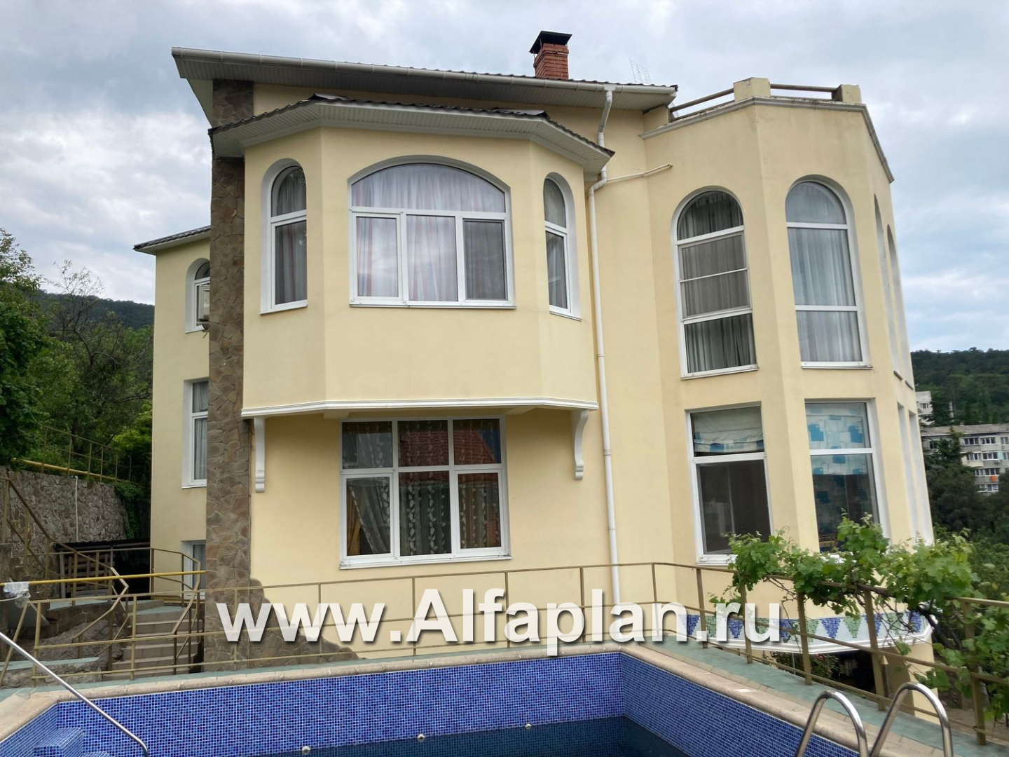 «Черное море» - проект РЕКОНСТРУКЦИИ - вилла на рельефе на берегу Черного моря, с цокольным этажом и биллиардной, мастер спальня - дизайн дома №2