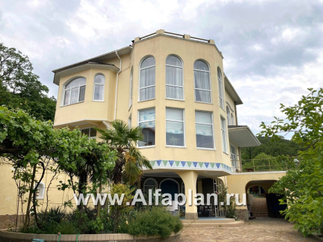 «Черное море» - проект РЕКОНСТРУКЦИИ - вилла на рельефе на берегу Черного моря, с цокольным этажом и биллиардной, мастер спальня - превью дополнительного изображения №1