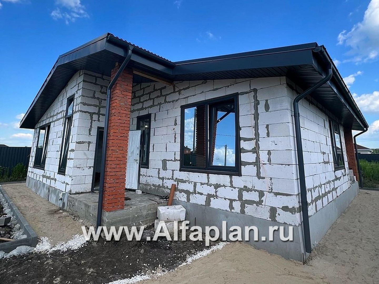 Проекты домов Альфаплан - «Дзета» - одноэтажный каркасный дом с просторной гостиной-столовой - дополнительное изображение №2