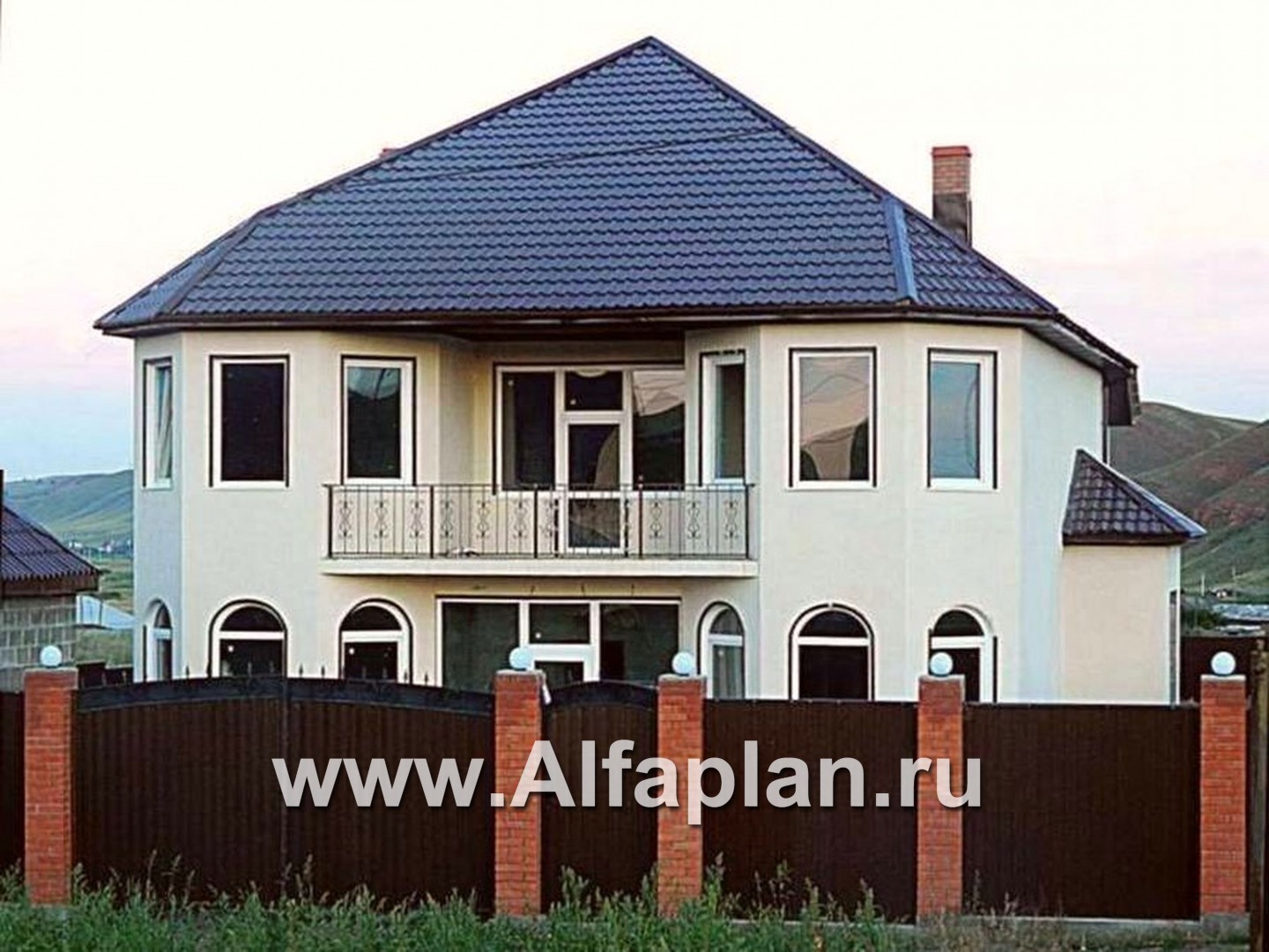«Рюрик» - проект двухэтажного дома с мансардой, из газоблоков, с эркером, две жилых комнаты на 1 эт, коттедж в стиле замка - дизайн дома №2