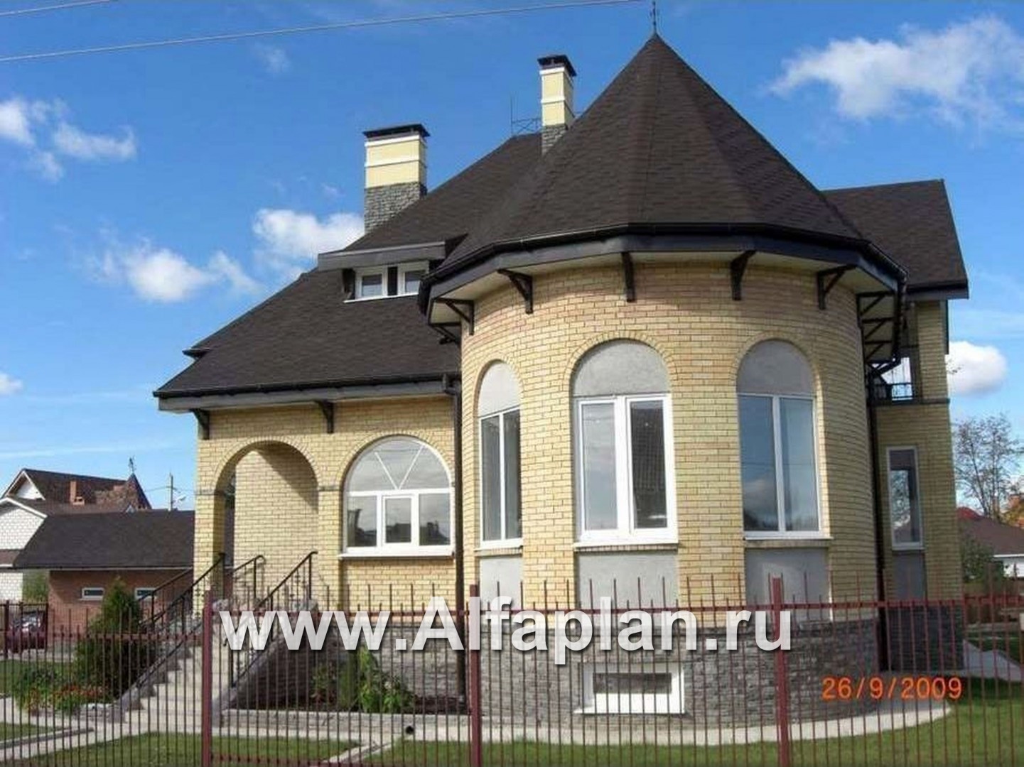 «Авалон» - проект двухэтажного дома с полукруглым эркером, с террасой, с башней в стиле замка - дизайн дома №2