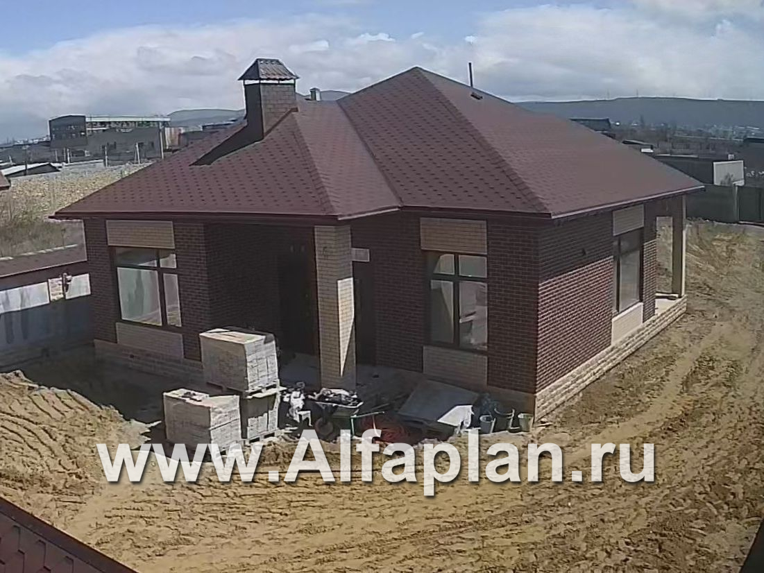 Проекты домов Альфаплан - «Онега» - проект одноэтажного дома из газобетона, 2 спальни, с террасой, отличная планировка - дополнительное изображение №1