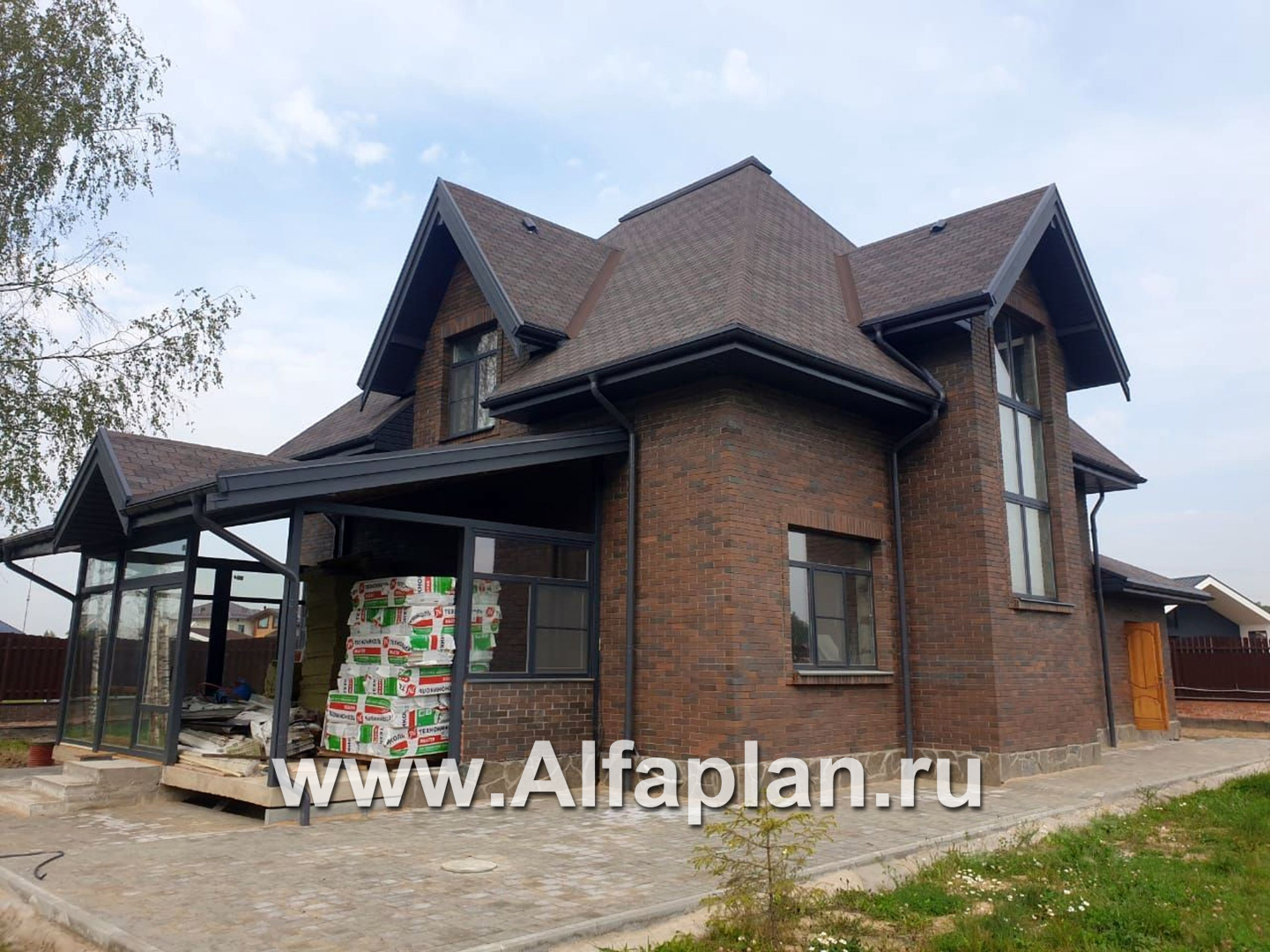 «Альтаир» - проект дома с мансардой, из кирпича или газобетона, фасад из штукатурки, с террасой и с гаражом, современный стиль - дизайн дома №6