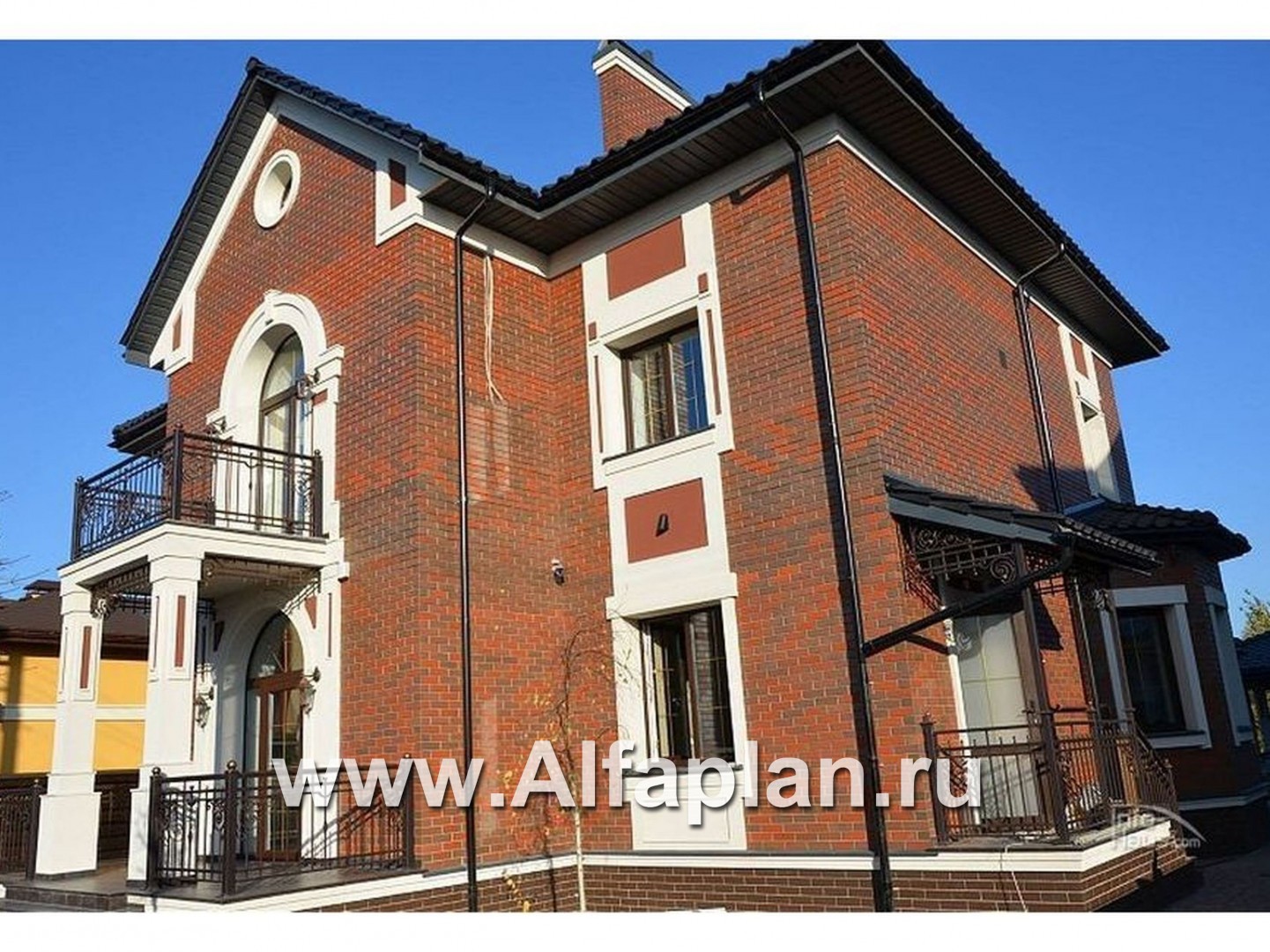 «Петровское барокко» - проект двухэтажного дома, лестница в центре гостиной, с эркером и с террасой - дизайн дома №5
